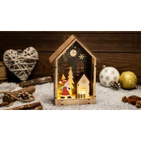 Tracon CHRHLS7WW LED karácsonyi házikó télapóval, fa, elemes (X24021) Timer 6+18h, 7LED, 3000K, 2xAAA
