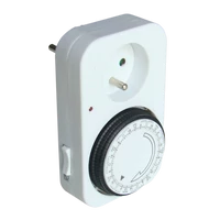 Tracon TKO-DNF Dugaszolható napi kapcsolóóra, elektromechanikus, csapos 230V, 16A, IP20